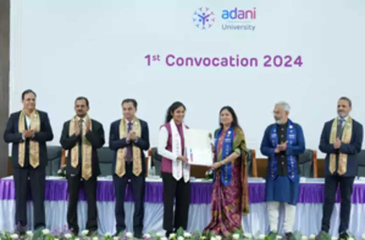 अदाणी विश्वविद्यालय के पहले दीक्षांत समारोह में पीजी के 69 छात्रों को मिली डिग्री